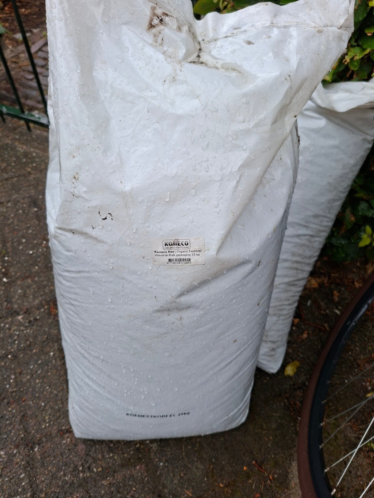 2 zakken koemest korrels per zak a 25 kg, Ophalen