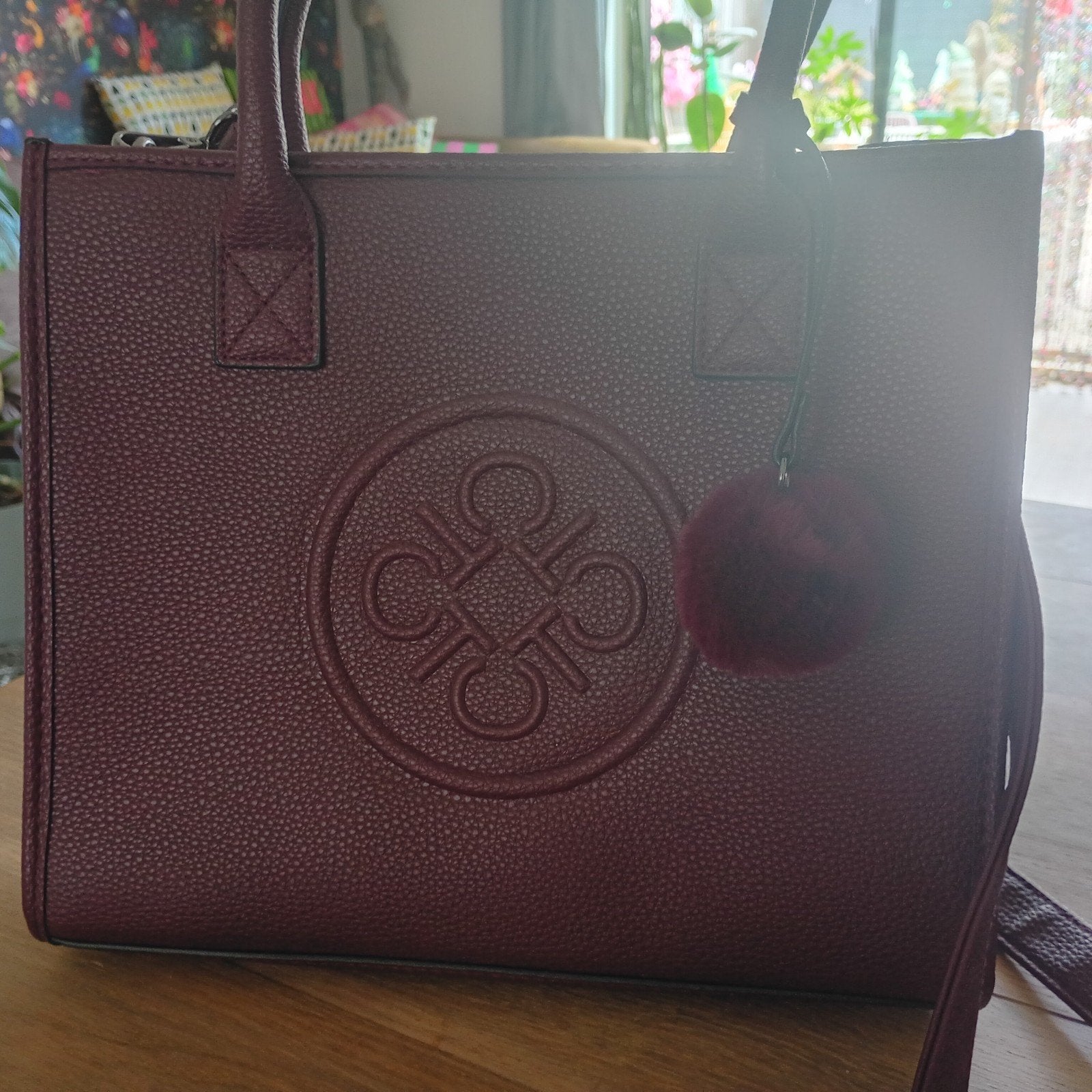 Stijlvolle bordeauxrode handtas met pompon, nieuw!, Ophalen of Verzenden, Zo goed als nieuw, Rood, Handtas