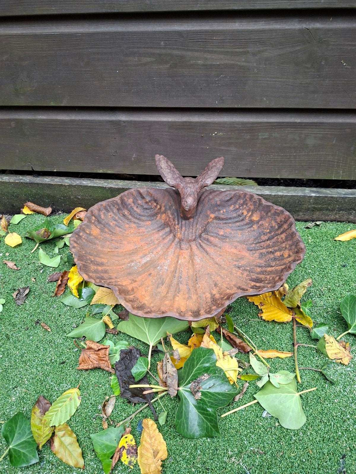 Decoratieve gietijzeren schaal met vogelbeeldje, Ophalen of Verzenden, Gebruikt, Metaal, Dierenbeeld