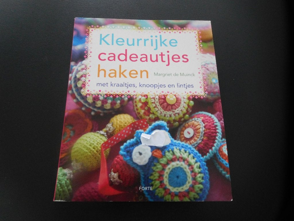 kleurrijke cadeautjes haken == de Muinck ==  haakboek, Ophalen of Verzenden, Zo goed als nieuw, Haken, Patroon of Boek