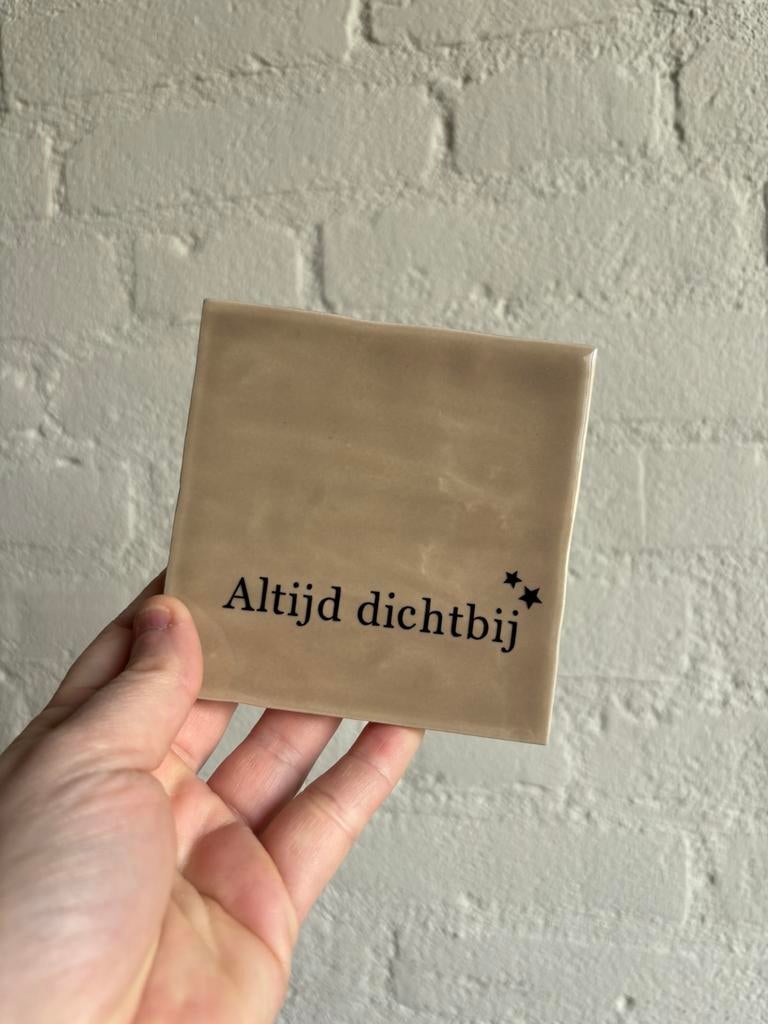Tegeltje met quote/tekst 10x10 cm Altijd Dichtbij, Ophalen of Verzenden, Nieuw, Bruin, Steen/keramiek