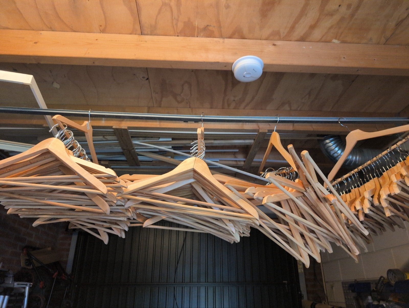 Houten kledinghangers - ongeveer 150 stuks, Ophalen, Gebruikt, Hout, Volwassenen