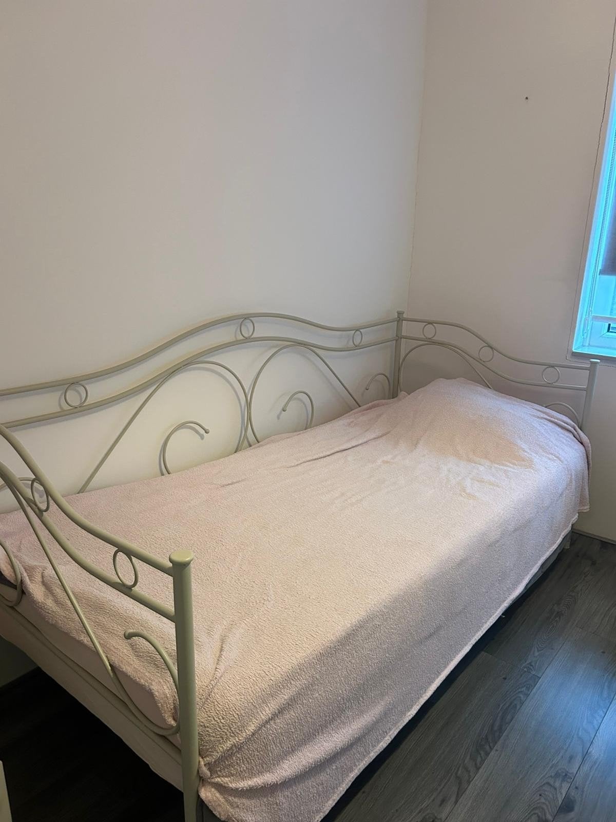 Prachtige metalen bedbank / daybed (Wit/Crème) – Zo goed als, Wit, Tweepersoons, Ophalen of Verzenden, Zo goed als nieuw