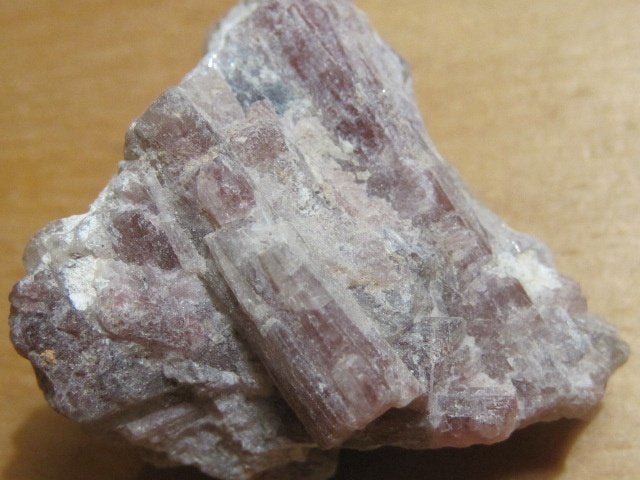 min. 4x ruwe edelsteen RUBELLIET IN KWARTS (3), Ophalen of Verzenden, Mineraal