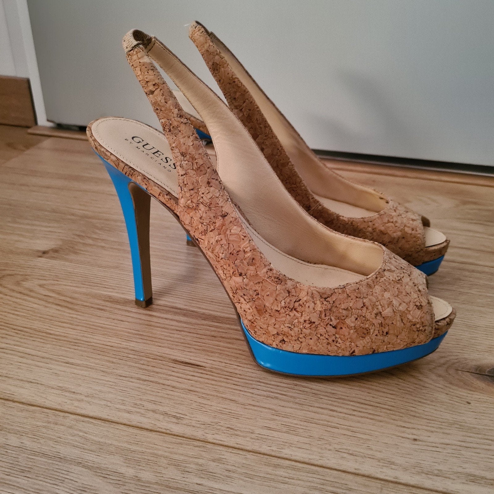 Guess by Marciano kurk peeptoe pumps - maat 40, Guess, Bruin, Zo goed als nieuw, Sandalen of Muiltjes