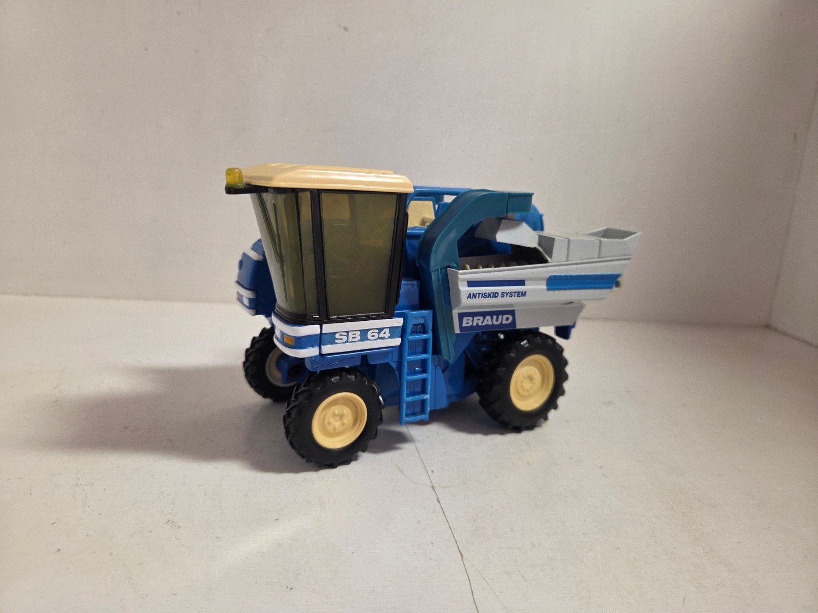 Siku Braud SB 64 druivenplukker 1:32, SIKU, ., Tractor of Landbouw, Ophalen of Verzenden