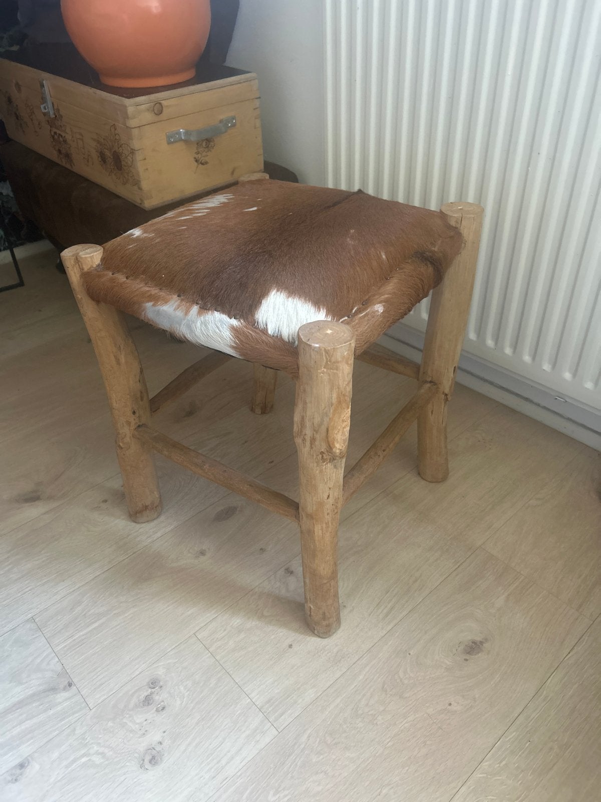 Houten krukje met koeienhuid bekleding, Ophalen, Gebruikt, Bruin, Eén