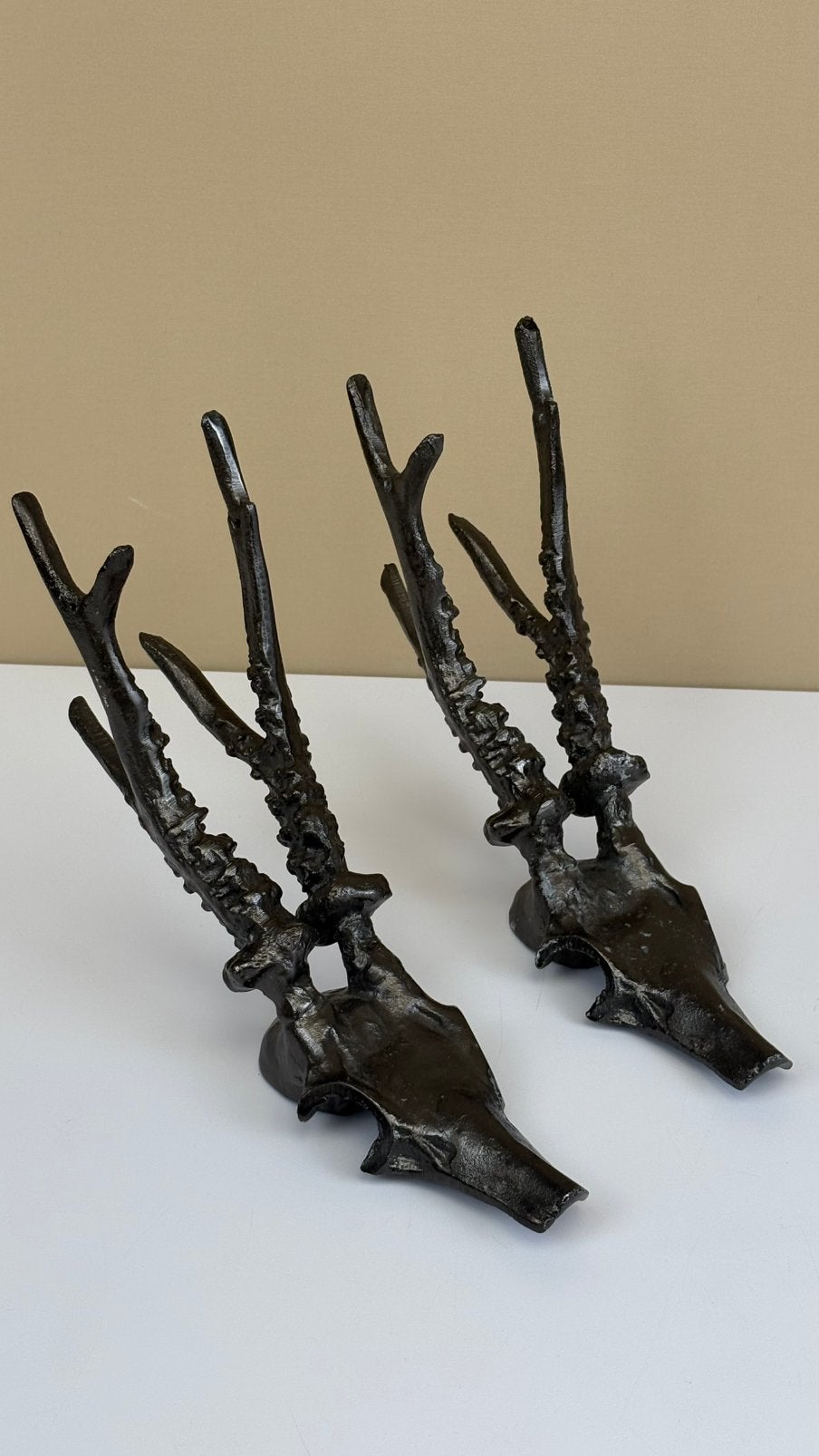 Scandinavisch design decoratie metalen hert reeënschedels, Antiek en Kunst, 24 cm, Zwart, Beeld, Ophalen of Verzenden
