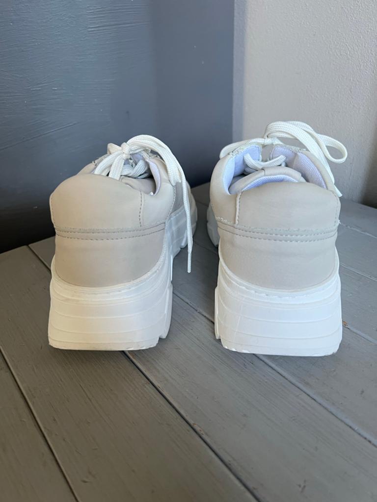 PS Poelman Stijlvolle beige sneakers met plateauzool maat 41, Ophalen of Verzenden, Zo goed als nieuw, Beige, Sneakers of Gympen