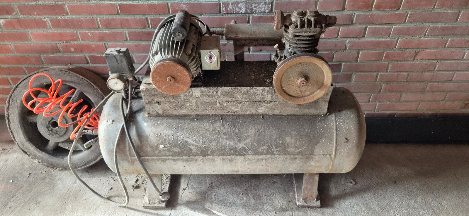 Oude compressor met tank en motor - Opknapper, Doe-het-zelf en Verbouw, Ophalen, Gebruikt, 200 tot 400 liter/min, 6 tot 10 bar