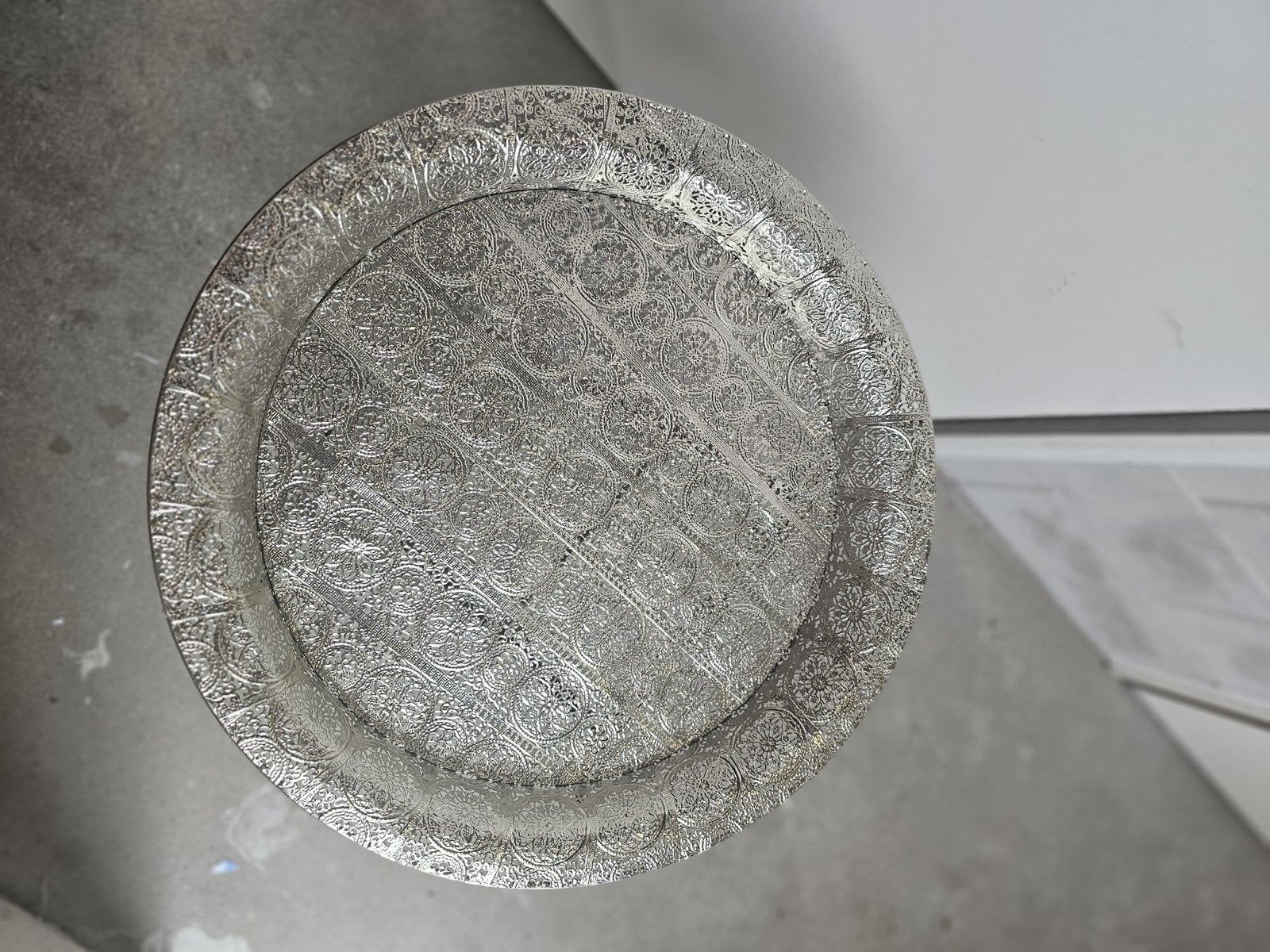 Zilverkleurige Marokkaanse theetafel met dienblad, 45 tot 60 cm, Metaal of Aluminium, Rond, Zo goed als nieuw