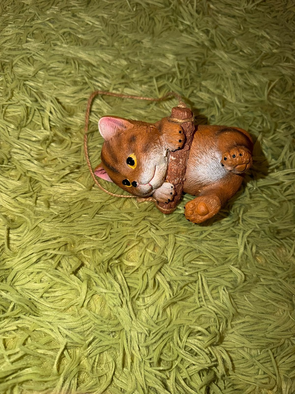 Brown Cat Figurine Hanging Rope Ornament Cute Kitten, Ophalen of Verzenden, Zo goed als nieuw