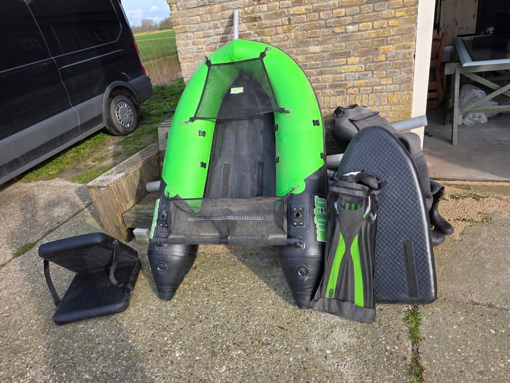 Madcat bellyboat met flippers en extra zitting, Watersport en Boten, Hengelsport | Roofvissen, Ophalen
