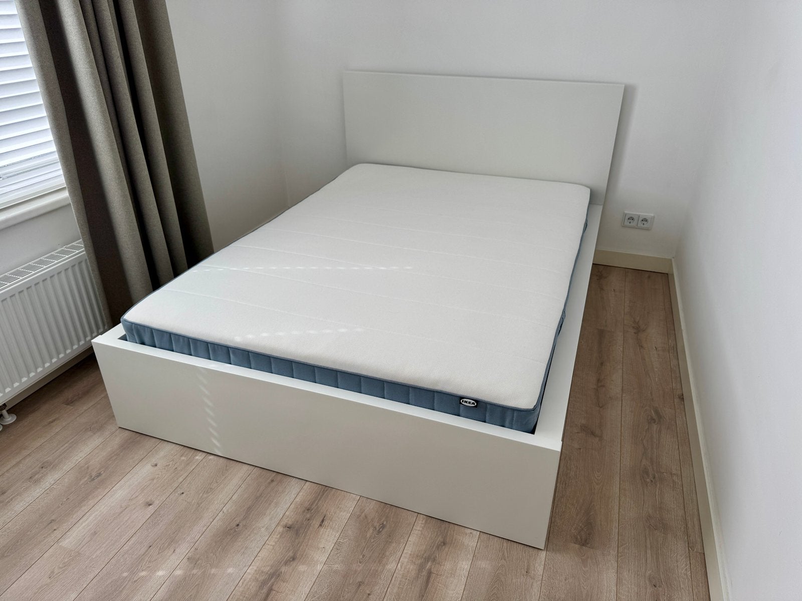 2-persoons Ikea bed met matras, Huis en Inrichting, Slaapkamer | Bedden, Ophalen, Tweepersoons, Zo goed als nieuw, 160 cm