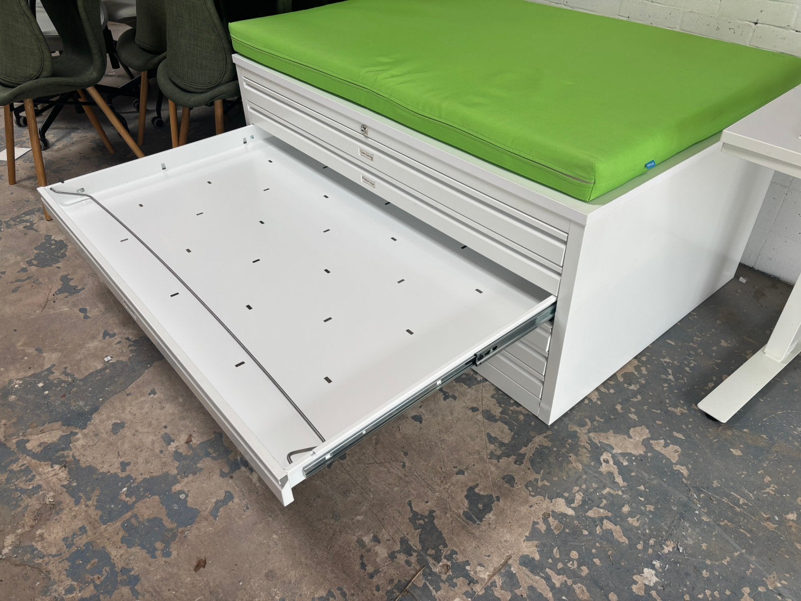 Tekeningen ladekast met zitkussen - 100x140x60H, Ophalen, 1025xe, Overige typen, Zo goed als nieuw