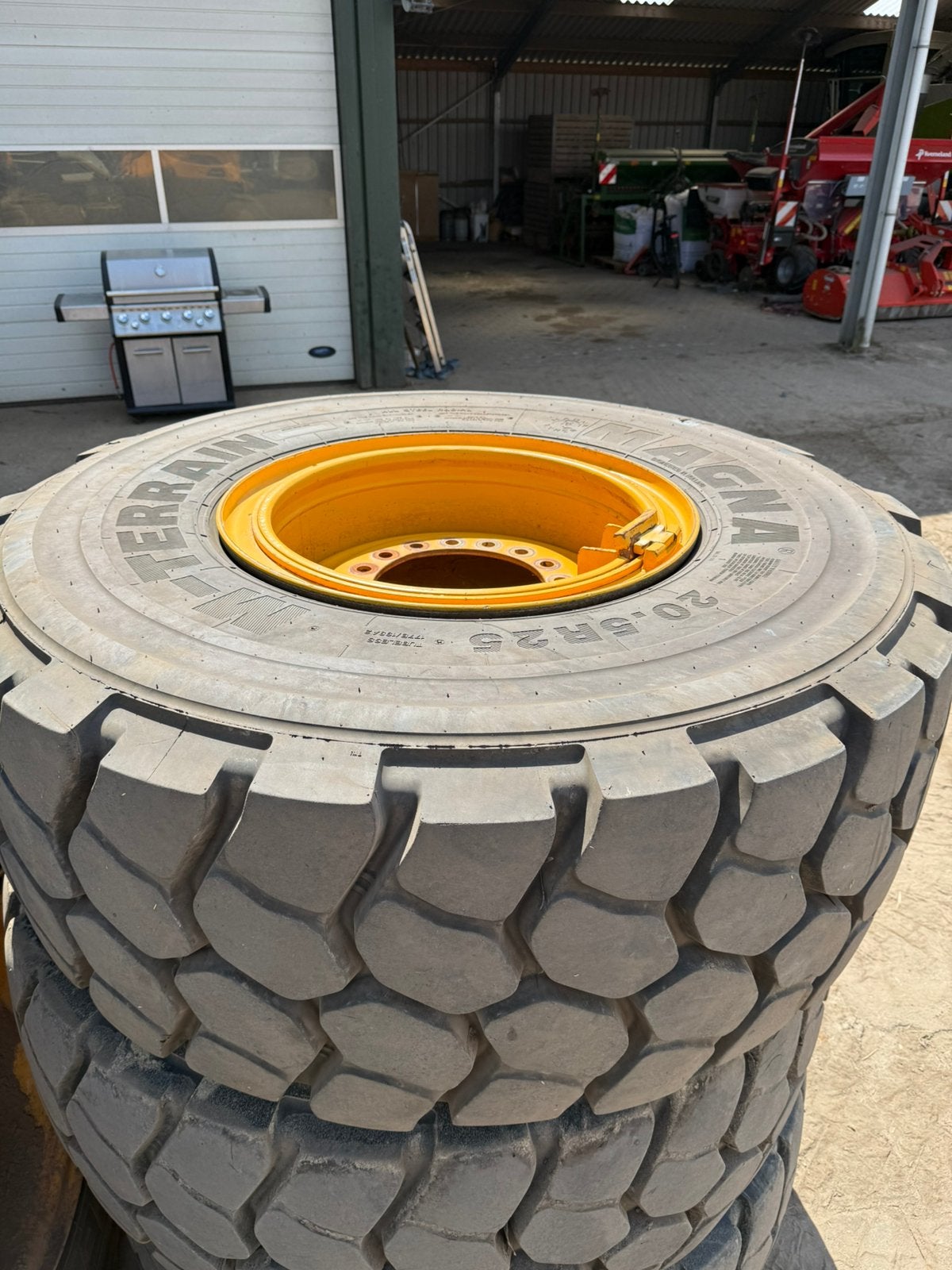 Wielen 20.5 r25 banden z.g.a.n, Ophalen