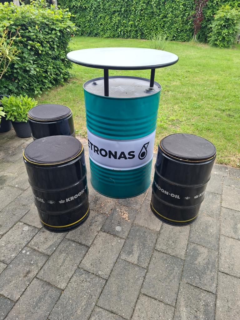 Petronas Statafel F1 Olievat met 3 Kroon-Oil Krukjes, Ophalen