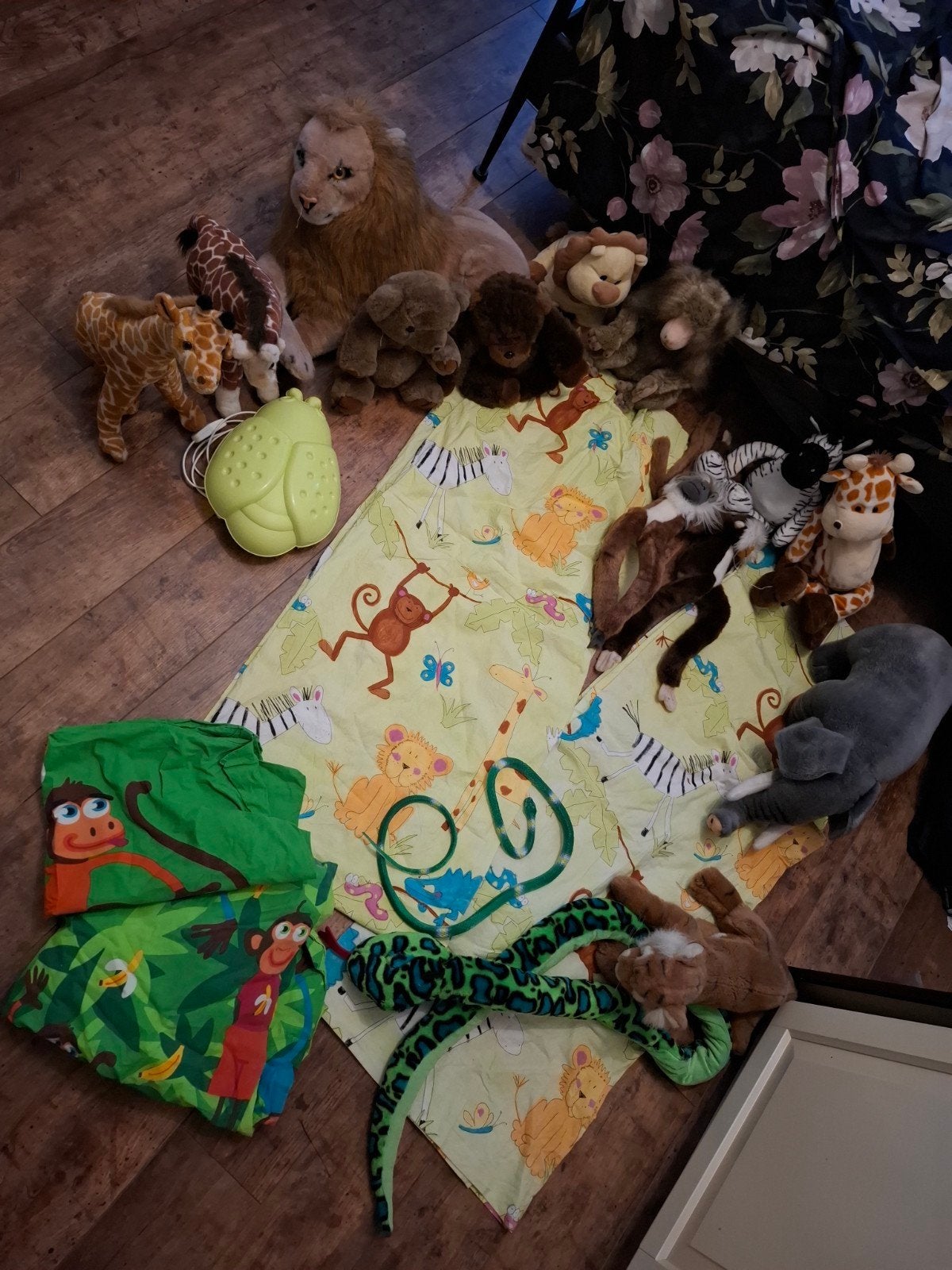 Jungle kamer decoratie, gordijnen knuffels en dekbedovertrek, Ophalen, Gebruikt