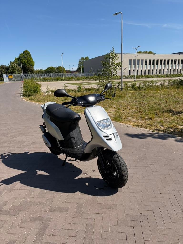 Te koop: Piaggio Typhoon 70cc – snelle snor scooter, Fietsen en Brommers, Ophalen, Zo goed als nieuw, Benzine, Zip