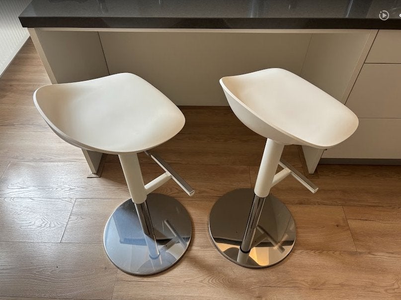 2x IKEA JANINGE barkruk wit – in zeer goede staat, Ophalen, Gebruikt, 60 tot 90 cm, In hoogte verstelbaar