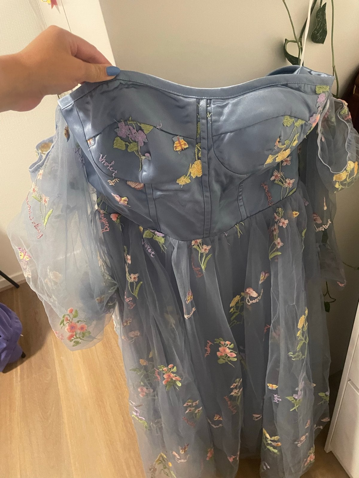 Prachtige blauwe jurk met bloemen en vlinders, Blauw, Maat 42/44 (L), Nieuw, Ophalen of Verzenden