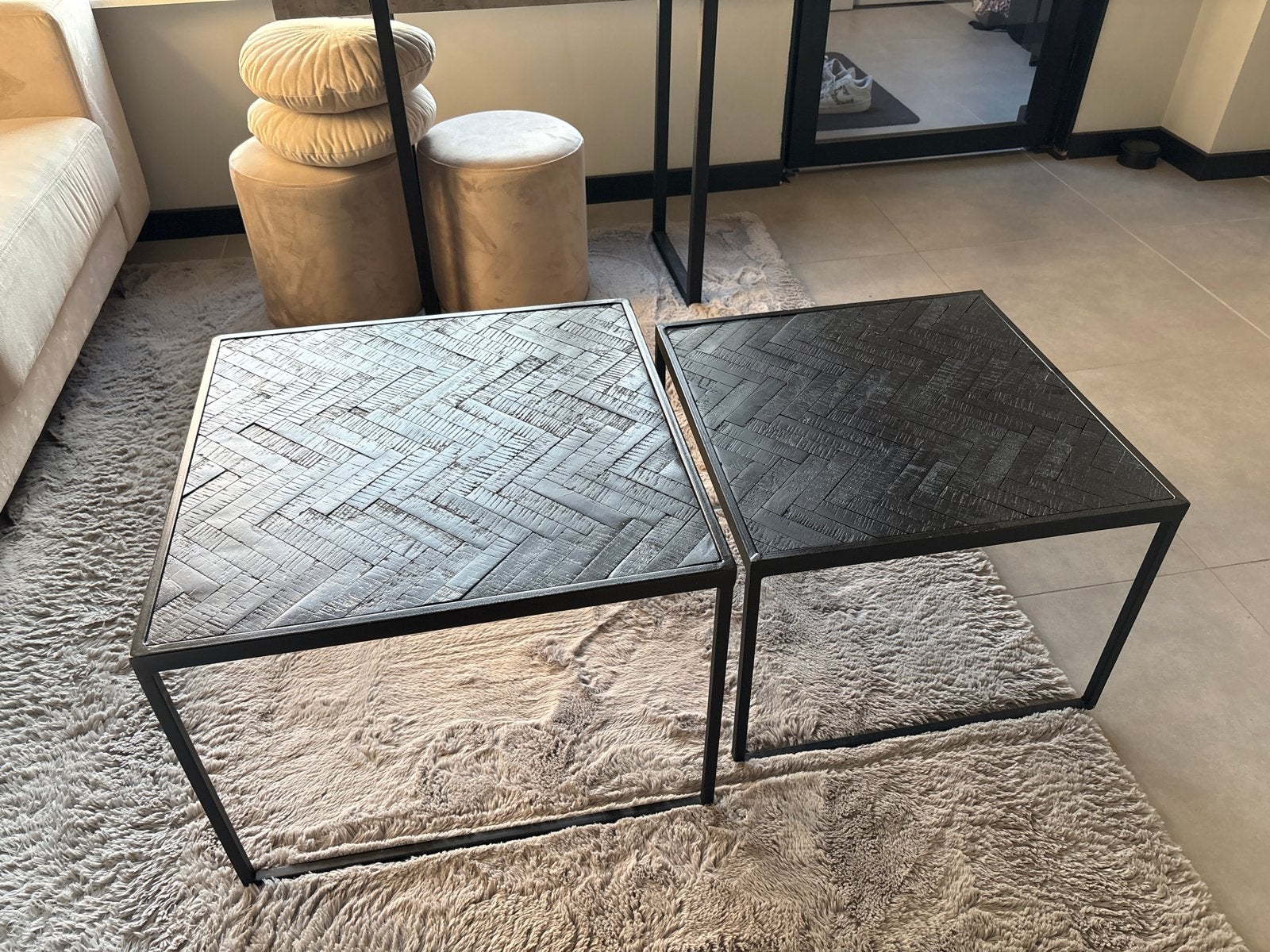 Set van 2 zwarte salontafels met visgraatmotief, Huis en Inrichting, Tafels | Salontafels, Vierkant, Zo goed als nieuw, Metaal
