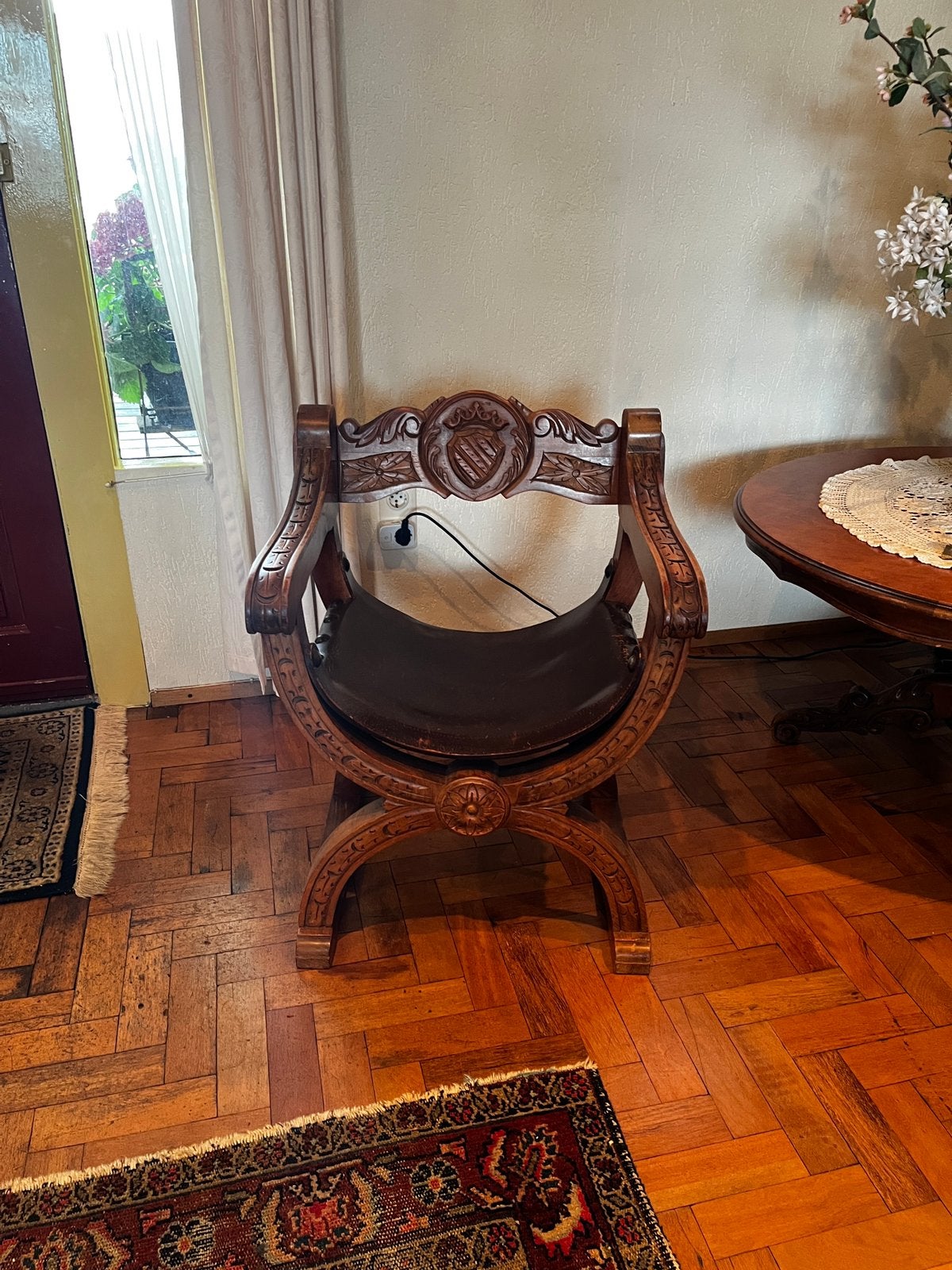 Houten  stoel met lederen sitting, Ophalen, Gebruikt, Barok, Bruin