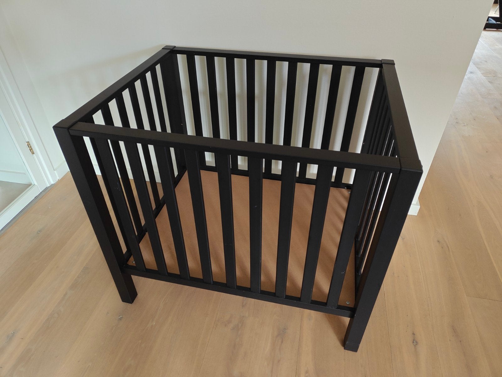 Zwarte box voor baby of peuter, Ophalen, Gebruikt, Vierkant