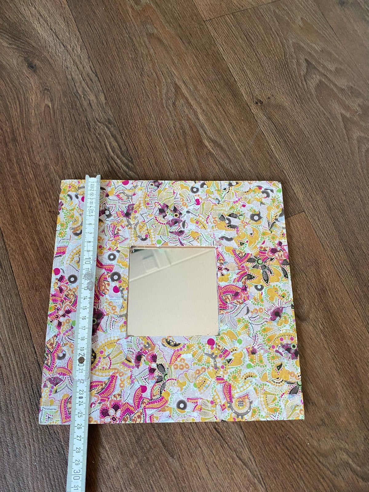 Vierkante spiegel met een decoratieve rand, Ophalen of Verzenden, Vierkant, 50 tot 75 cm, Minder dan 100 cm