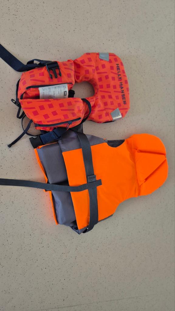 2 Reddingsvesten: Helly Hansen en Decathlon (30-40kg), Ophalen, Gebruikt, Motor en Techniek