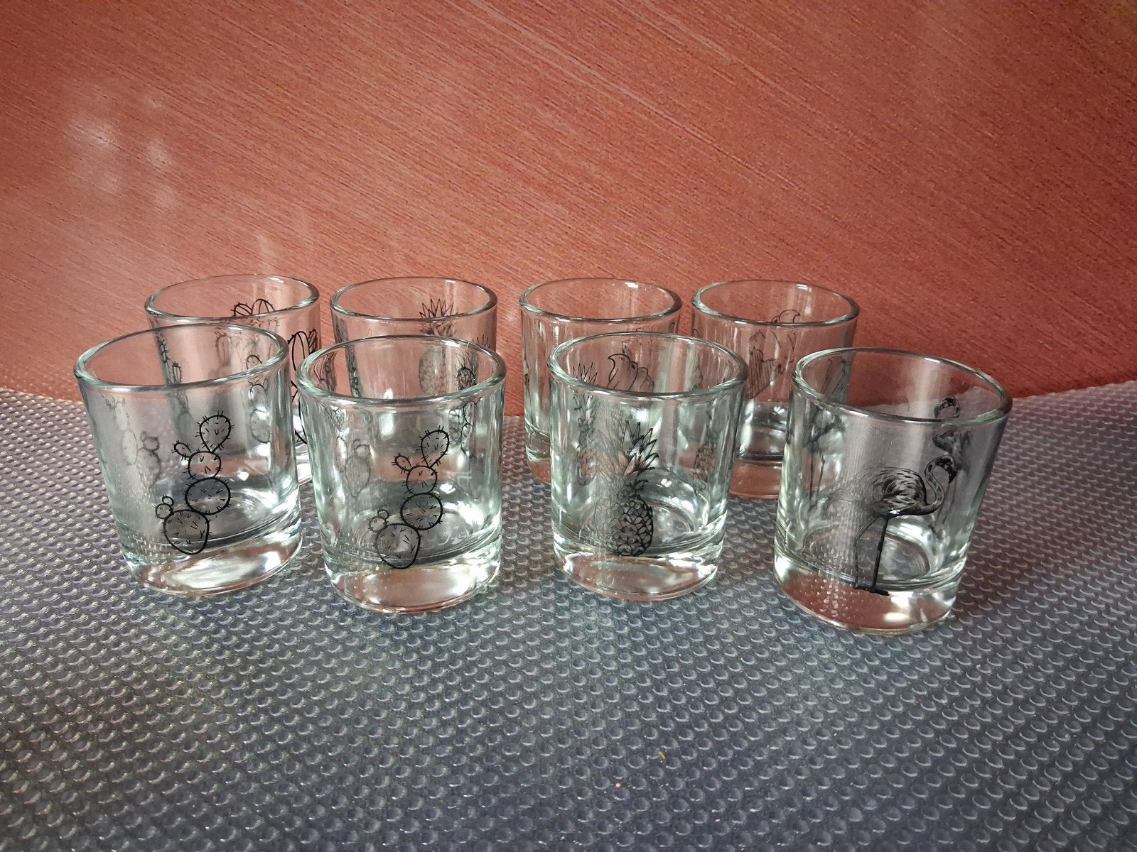 Set van 8 borrelglaasjes met diverse prints, 6 cm hoog, Ophalen of Verzenden, Zo goed als nieuw, Borrel- of Shotglas