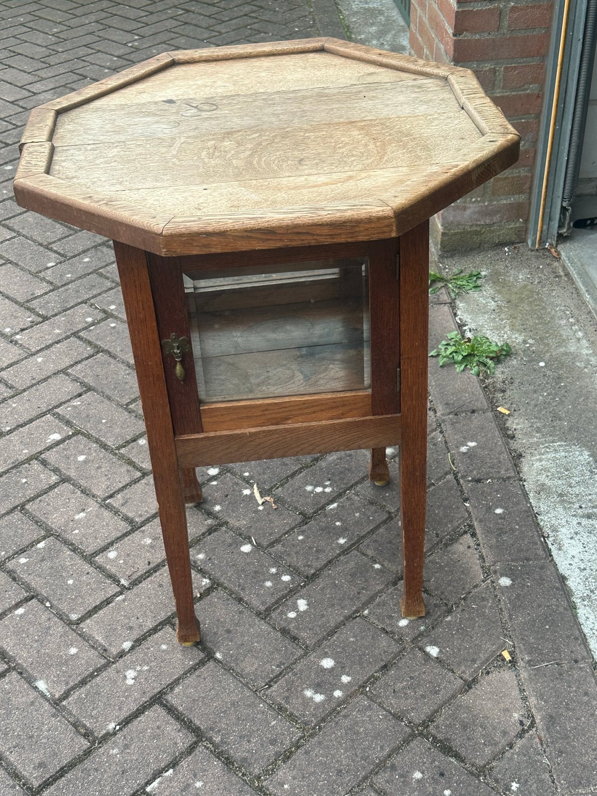 Antieke zeshoekige bijzettafelmet glazen vitrine, Ophalen