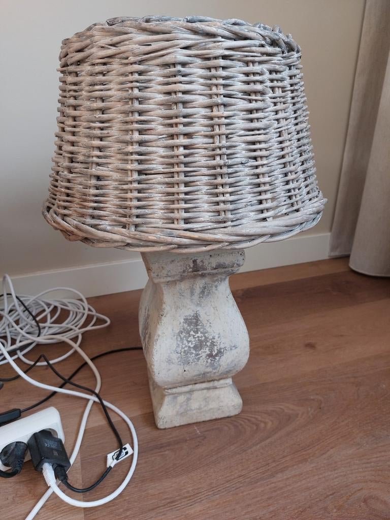 Stevige lampenvoet met rieten kap, Huis en Inrichting, Lampen | Tafellampen, Ophalen, Minder dan 50 cm