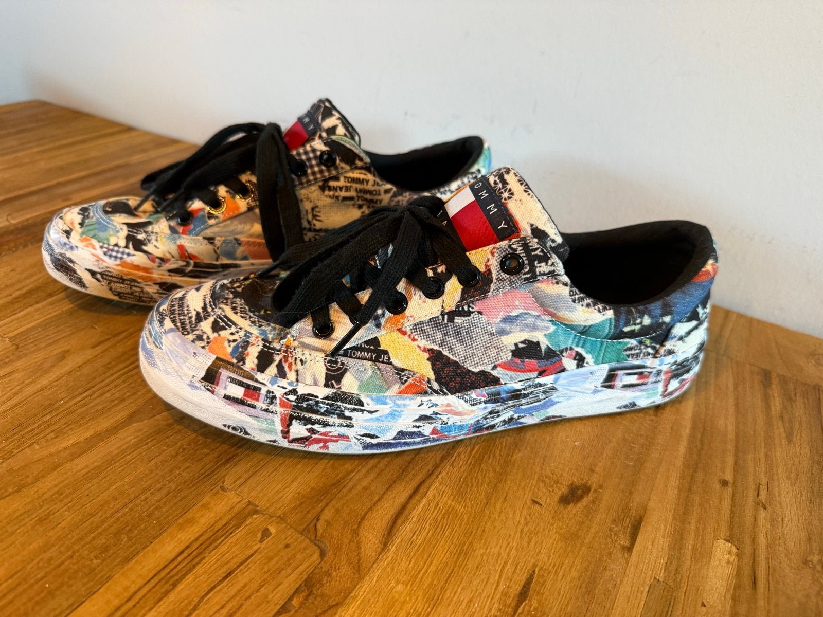 Tommy Jeans Graffiti Print Sneakers Maat 43, Ophalen of Verzenden, Zo goed als nieuw, Overige kleuren, Sneakers of Gympen