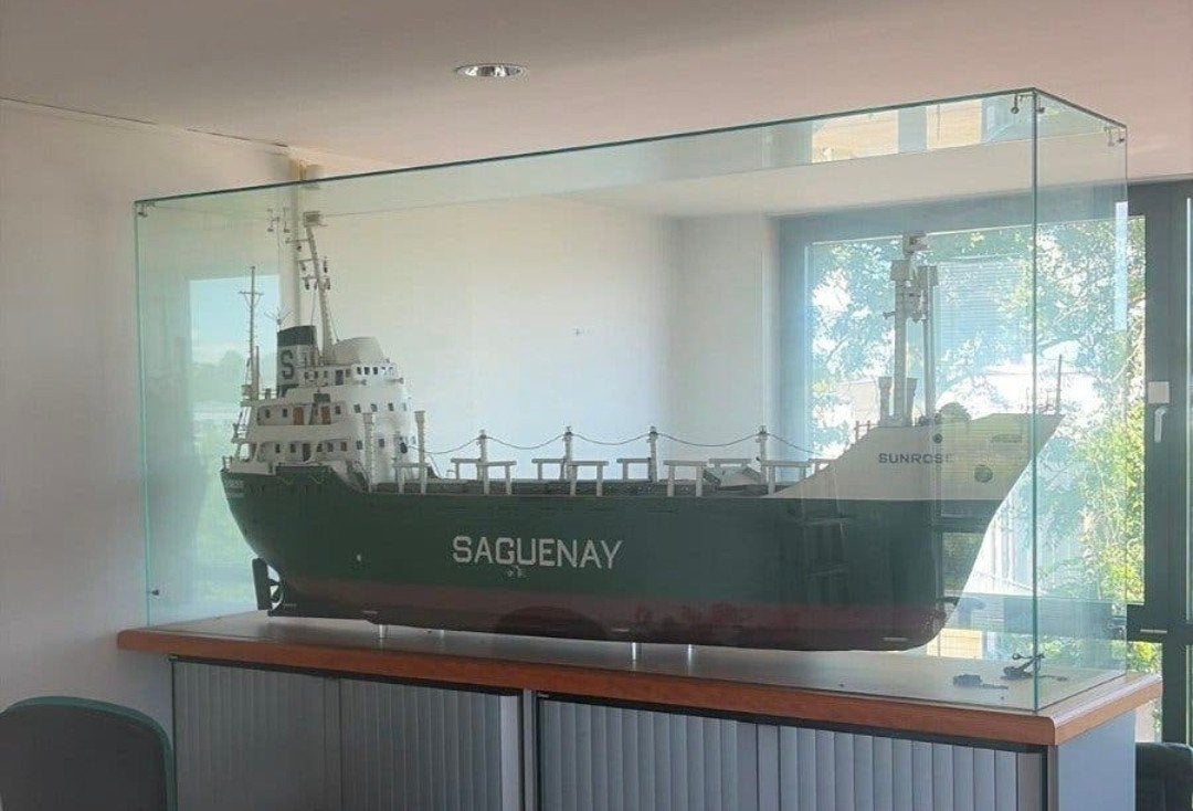 schaalmodel van het vrachtschip SAGUENAY inclusief kijkkas, Ophalen