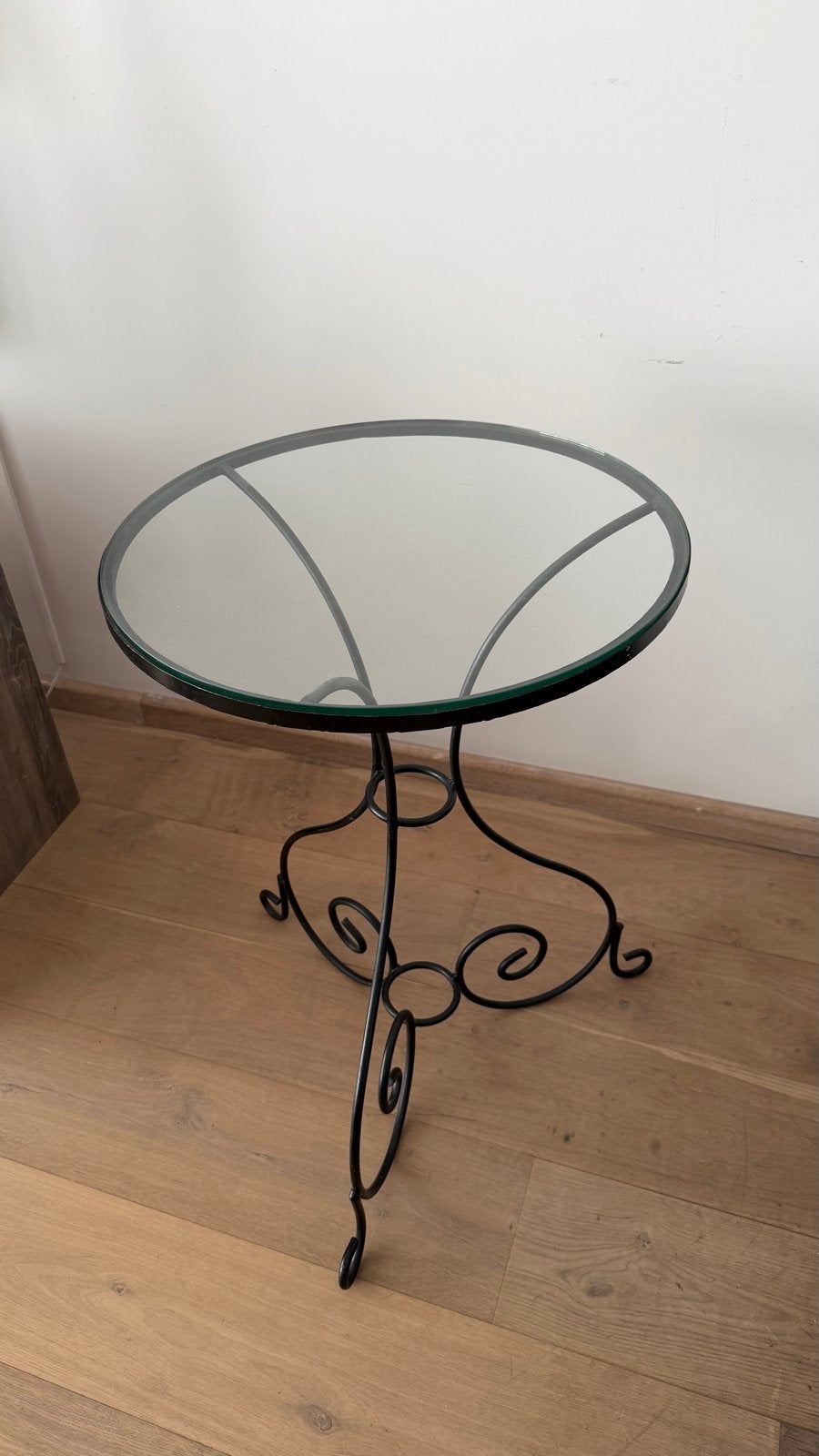 2 Glazen bijzettafels met metalen onderstel, Gebruikt, Rond, 55 tot 75 cm, Glas
