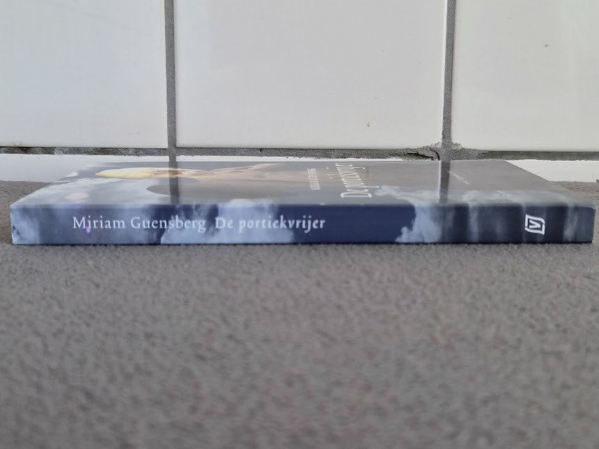 De portiekvrijer - Miriam Guensberg, Ophalen of Verzenden, Gelezen, Miriam Guensberg, Europa overig