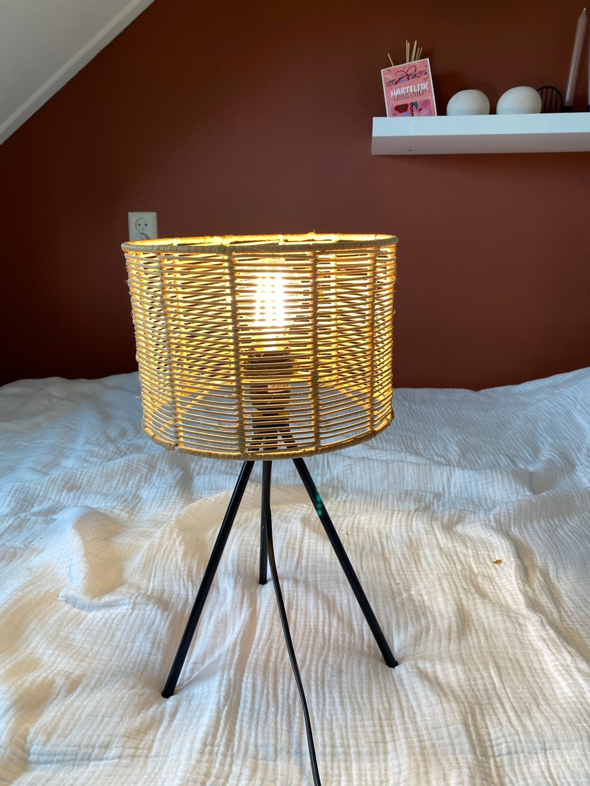 Leuke rotan tafellamp met zwart onderstel, Huis en Inrichting, Lampen | Tafellampen, Met schakelaar, Natuurlijk materiaal, Landelijk