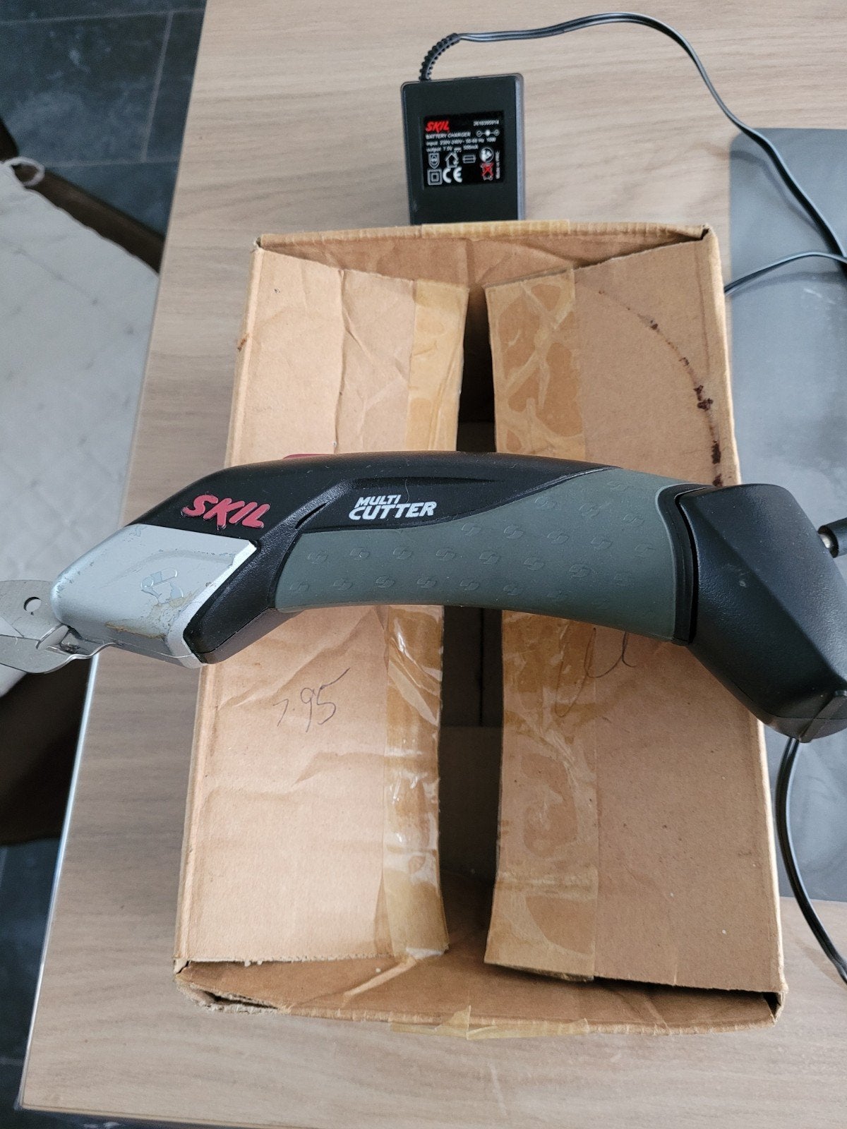 Skil Multi Cutter met oplader - Gebruikt, Ophalen of Verzenden, Gebruikt, Snijgereedschap