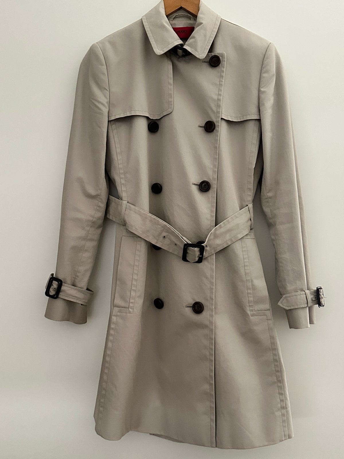 Hugo Boss Dames Trenchcoat Zandkleur Maat 40 Nieuwstaat, Verzenden, Zo goed als nieuw, Maat 38/40 (M), Beige