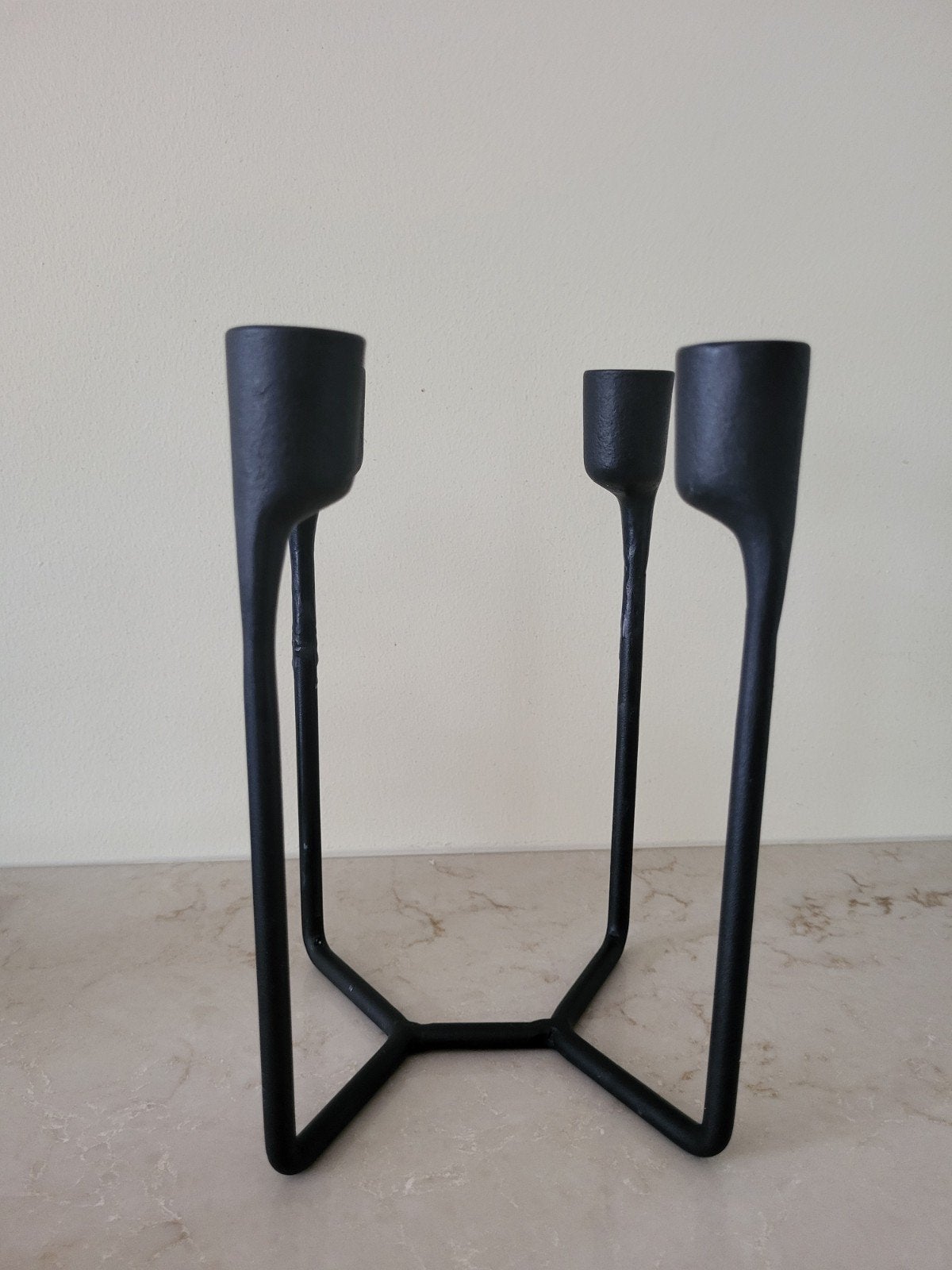 Normann Copenhagen 'Heima' 4-Armige Kandelaar – Zwart Gietij, Huis en Inrichting, Ophalen of Verzenden, Zo goed als nieuw, Metaal