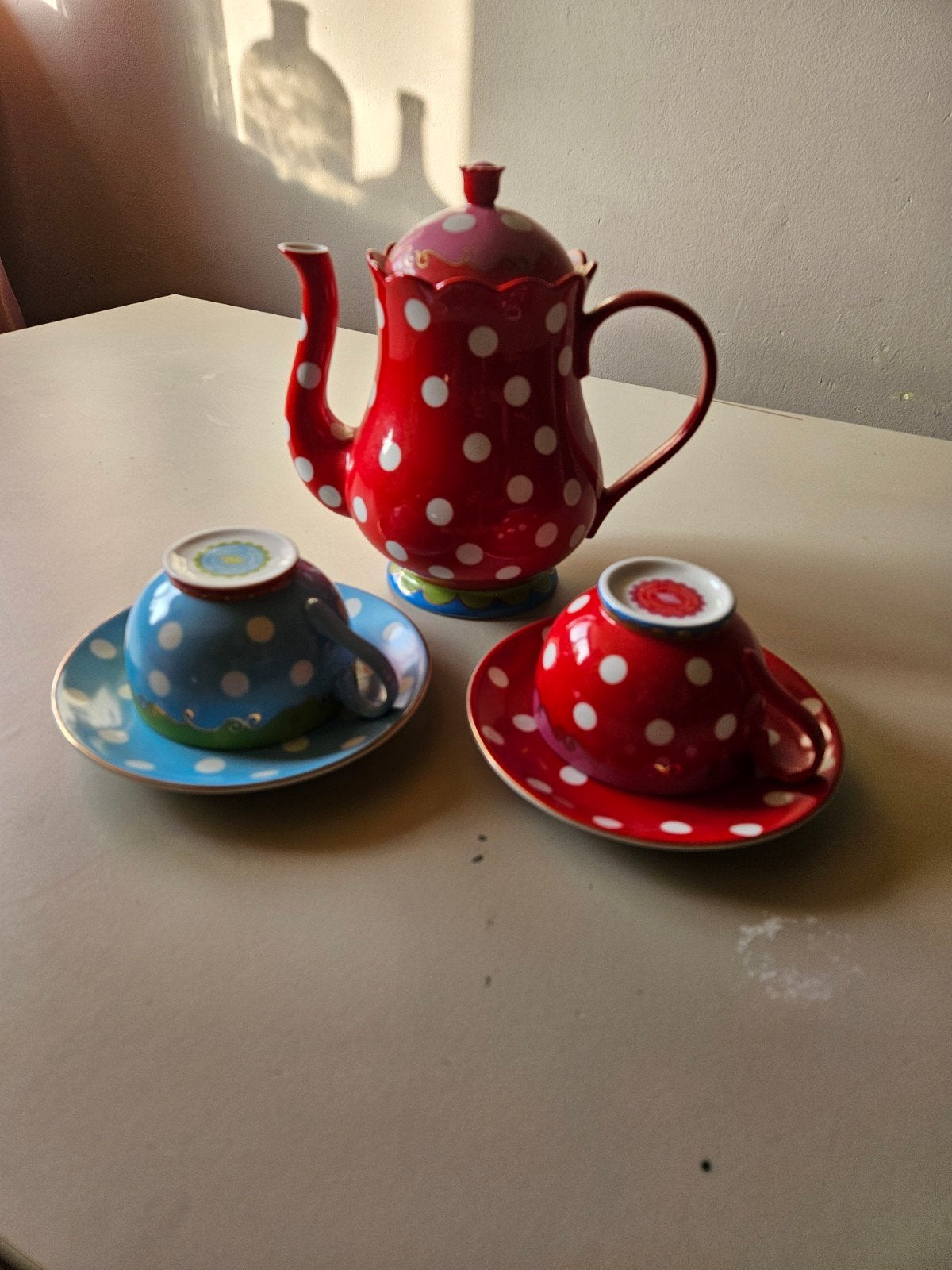 Oilily Douwe Egberts theepot en kopjes met stippen, Huis en Inrichting, Keuken | Servies, Ophalen, Gebruikt, Keramiek, Overige stijlen
