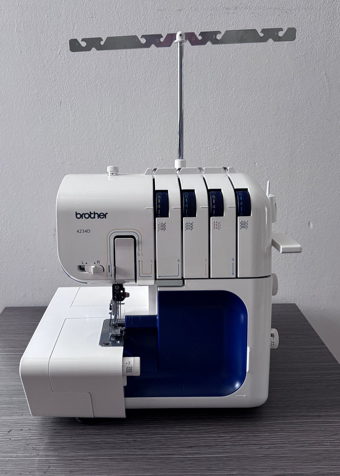 Brother 4234D lockmachine  zo goed als nieuw, Hobby en Vrije tijd, Naaimachines en Toebehoren, Ophalen of Verzenden, Zo goed als nieuw