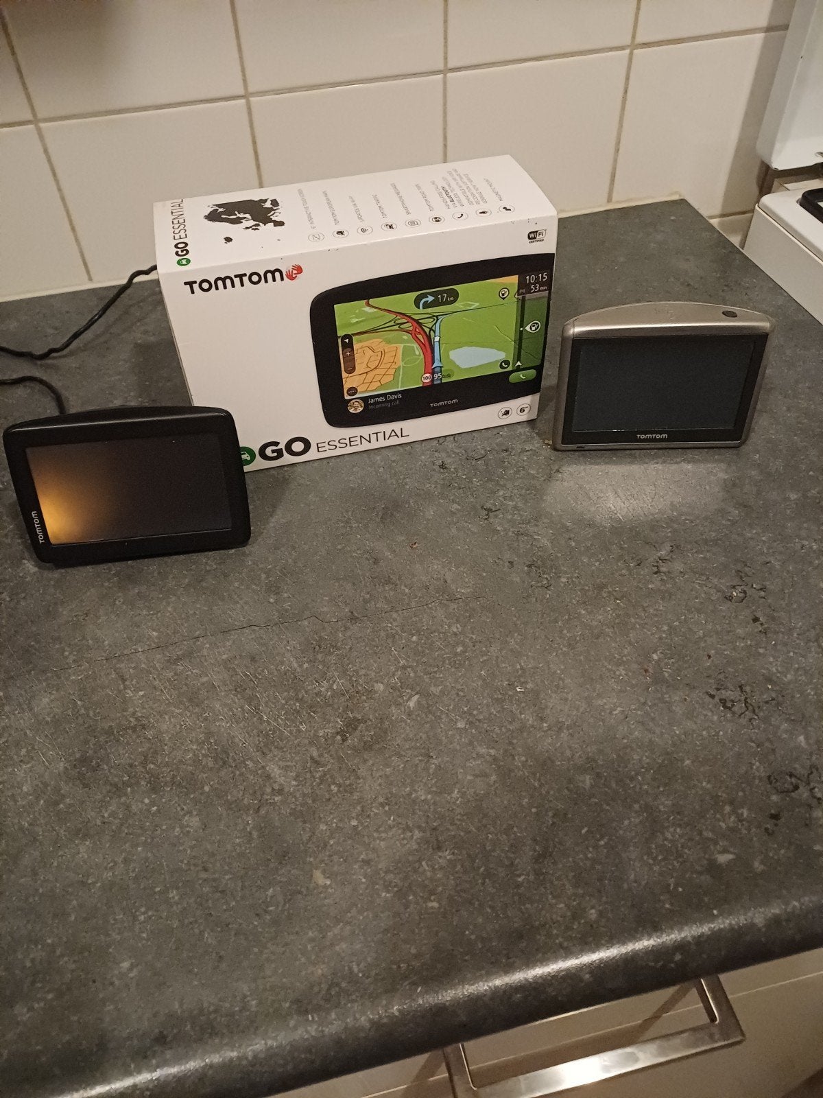 2 TomTom navigatiesystemen, waaronder een Go Essential, Ophalen of Verzenden, Zo goed als nieuw