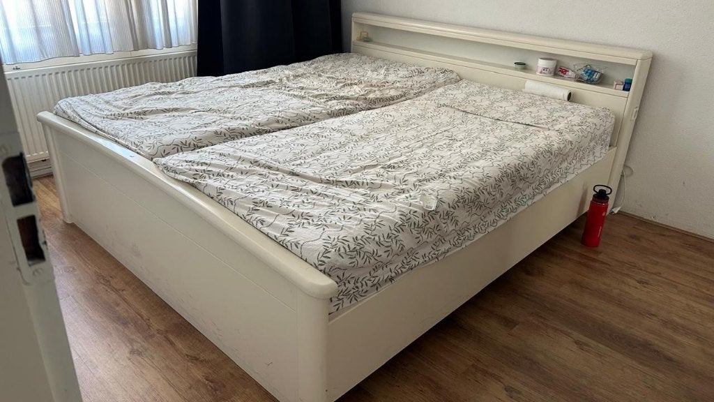 Household Furnitures, Ophalen