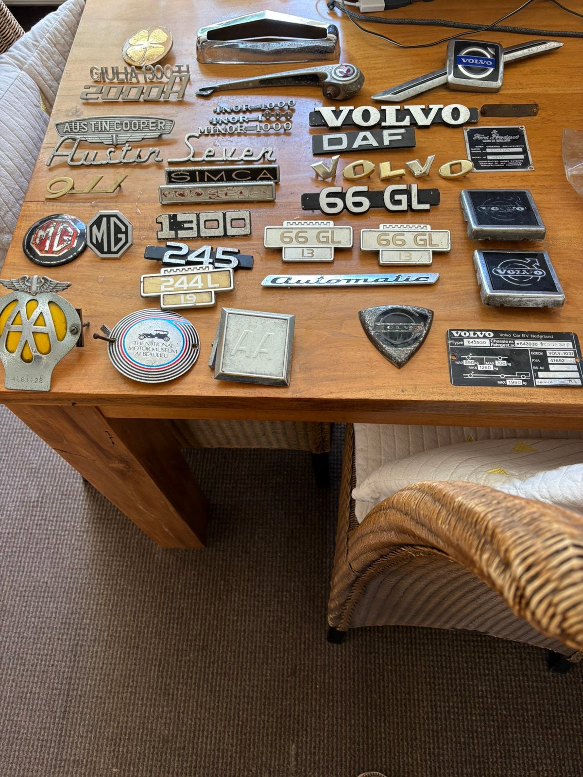 Diverse badges van klassieke auto’s, Ophalen
