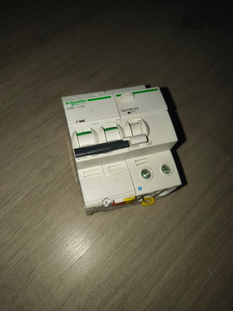 Schneider Electric IC65N C16A + Vigi IC65 ELE (16STUKS), Ophalen of Verzenden, Zo goed als nieuw, Schneider Electric, Installatieautomaat
