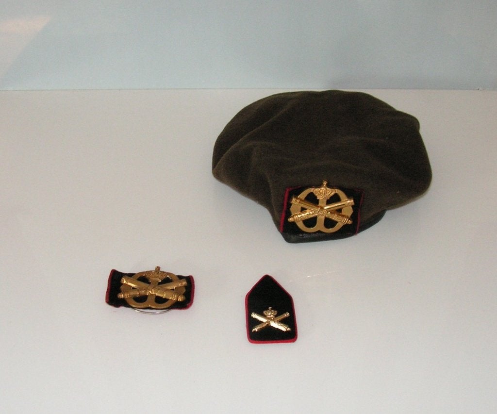 Baret, Baretembleem en Kraagstuk, Verzamelen, Militaria | Algemeen, ., Ophalen of Verzenden, ., Nederland
