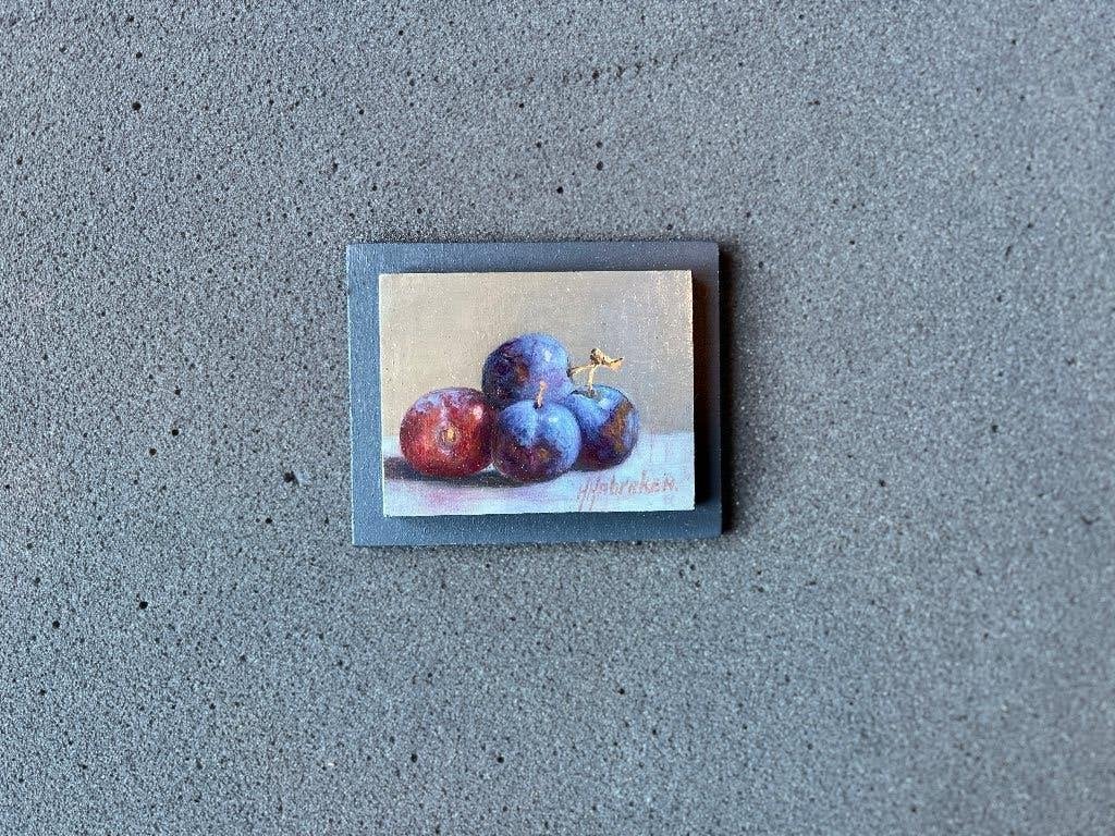 Schilderij pruimen op tafel. Hans Habraken.