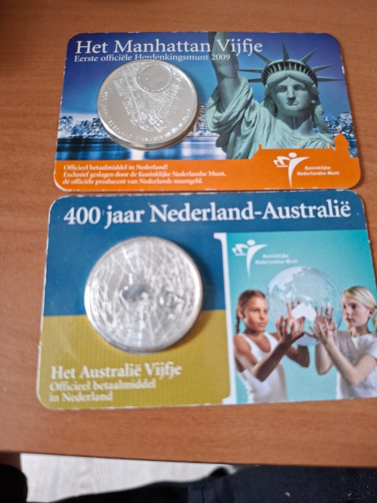 Manhattan en Australië Vijfje - Zilveren €5 munten, Postzegels en Munten, Munten | Nederland, Verzenden, Koningin Beatrix, Euro's